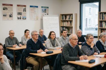 Groupe d'adultes en formation dans une salle moderne à Thouars