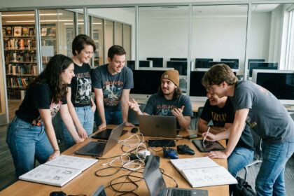 Groupe de jeunes étudiants en design de jeux vidéo